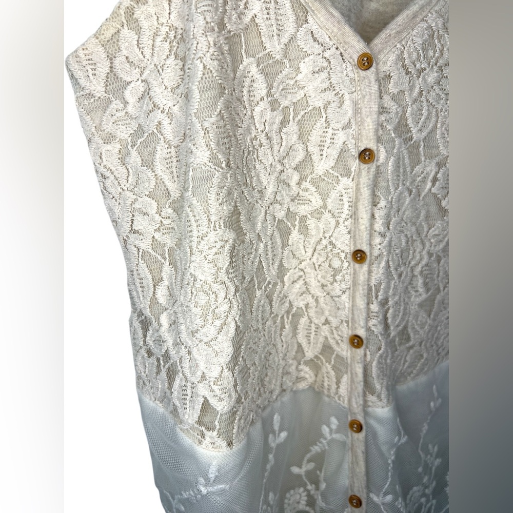 Lace Button-Down Tank Top - Picture 3 of 3
